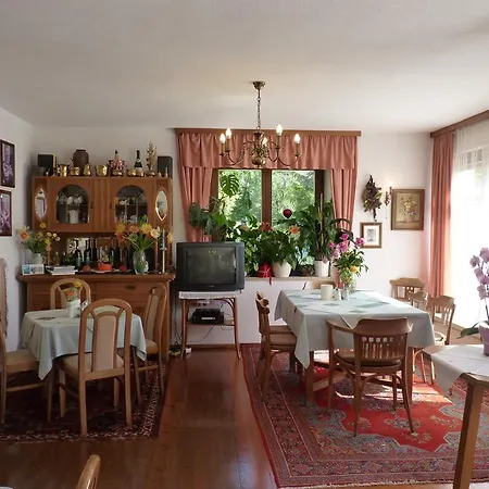 לינה וארוחת בוקר Broenimann 3*