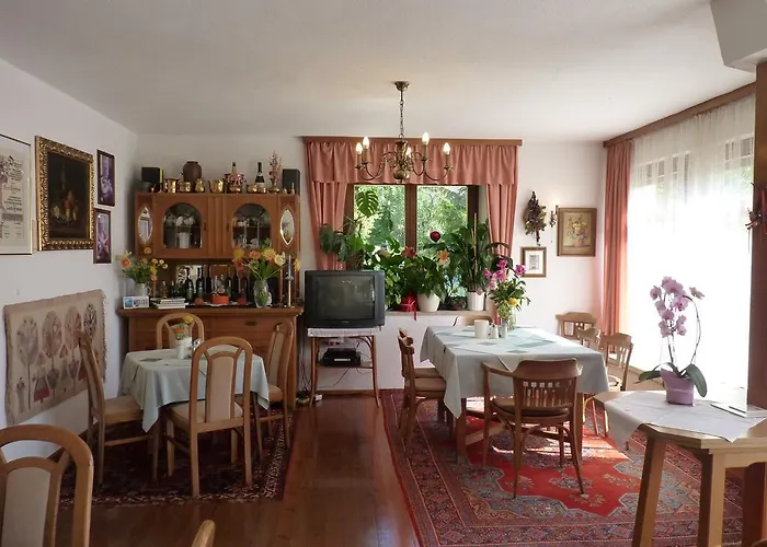 לינה וארוחת בוקר Broenimann 3*