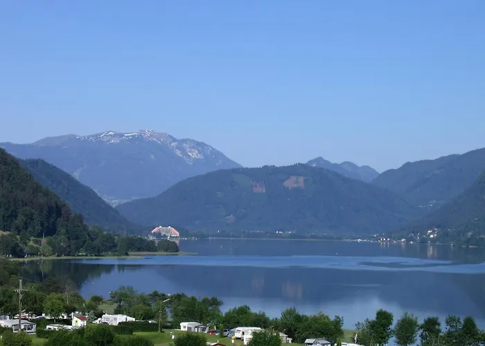 לינה וארוחת בוקר Broenimann 3*